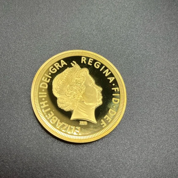 Queen Elizabeth II coin and pin - Picture 3 of 11